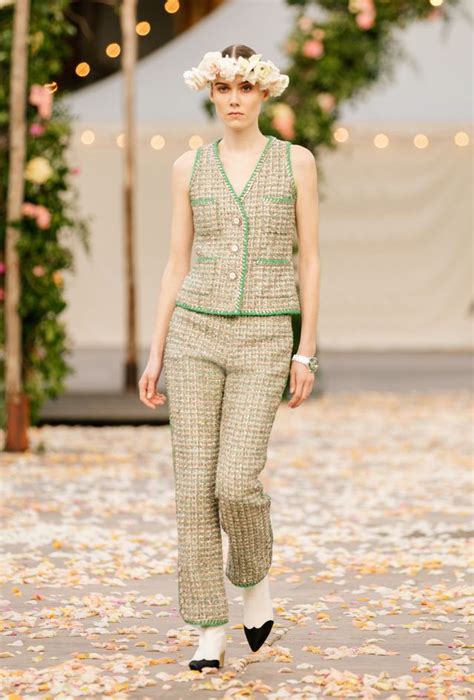 collezione abiti chanel|Le foto degli abiti Chanel Haute Couture più belli.